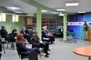 Uczestnicy konferencji podczas słuchania prezentacji dotyczącej zapotrzebowania na zawody szkolnictwa branżowego w województwie świętokrzyskim.