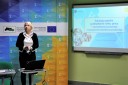 Doradca zawodowy z WUP Kielce Małgorzata Wirecka-Zemsta wygłasza prezentację na temat „Edukacji zgodnej z potrzebami rynku – rola doradztwa zawodowego w propagowaniu szkolnictwa zawodowego”.