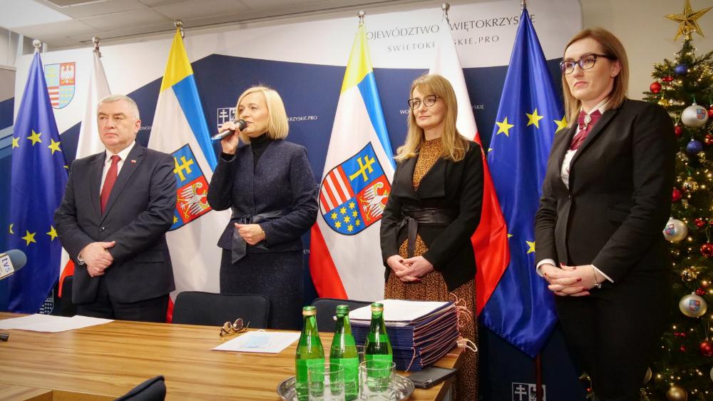 Zdjęcie galerii artykułu: Od lewej: Andrzej Bętkowski Marszałek województwa świętokrzyskiego, Renata Janik Wicemarszałek województwa świętokrzyskiego, Aleksandra Marcinkowska Dyrektor Wojewódzkiego Urzędu Pracy w Kielcach, Agnieszka Kubicka Wicedyrektor Wojewódzkiego Urzędu Pracy w Kielcach - Zdjecie_1 Wojewódzki Zespół Koordynacji 2