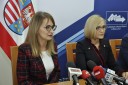 Dyrektor WUP w Kielcach Aleksandra Marcinkowska odpowiada na pytania dziennikarzy. Na zdjęciu także Wicemarszałek województwa świętokrzyskiego Renata Janik.