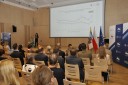 Na zdjęciu kierownik Zespołu Badań i Analiz Rynku Pracy w WUP Kielce Anna Jastrzębska podczas prezentacji i uczestnicy spotkania.