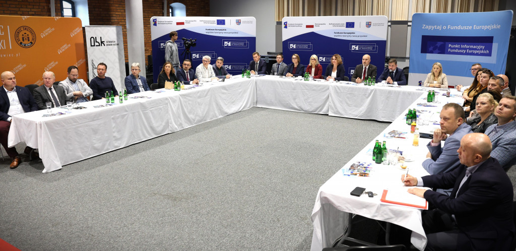 Zdjęcie artykułu O BIZNESIE i ROZWOJU ROZMAWIANO W OSTROWCU ŚWIĘTOKRZYSKIM